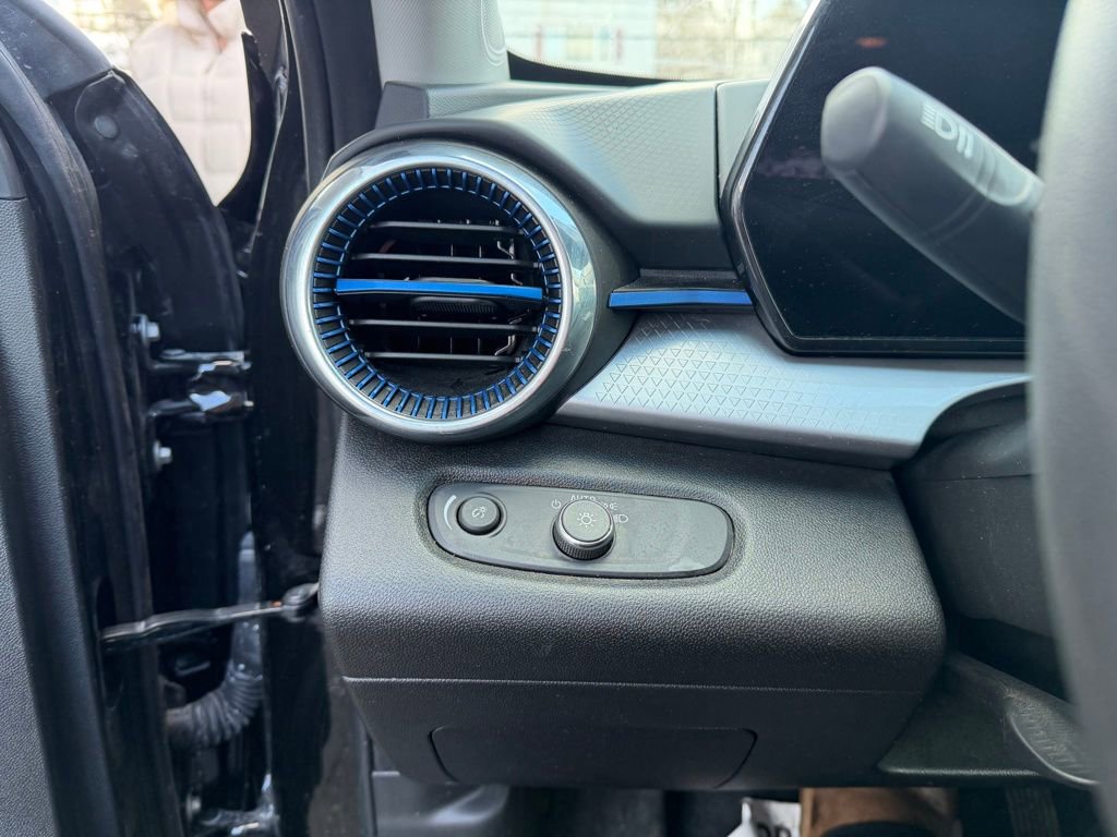 Used 2025 Chevrolet Trax LT image 13