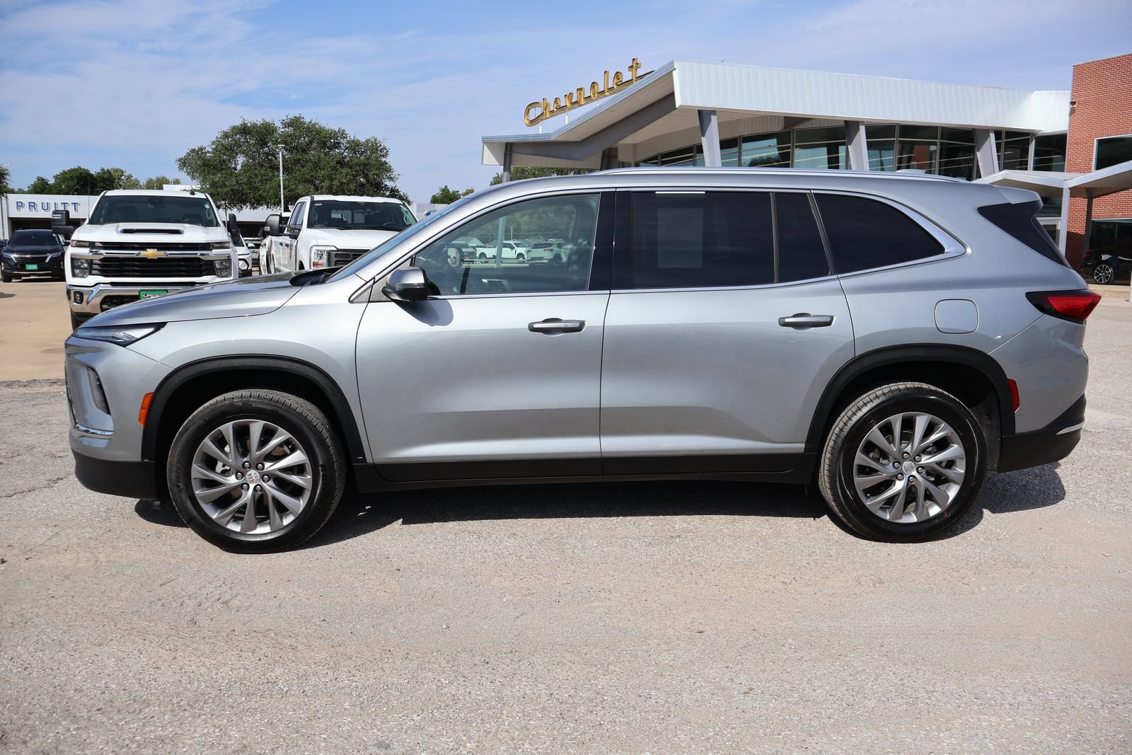 Used 2025 Buick Enclave Preferred FWD image 2