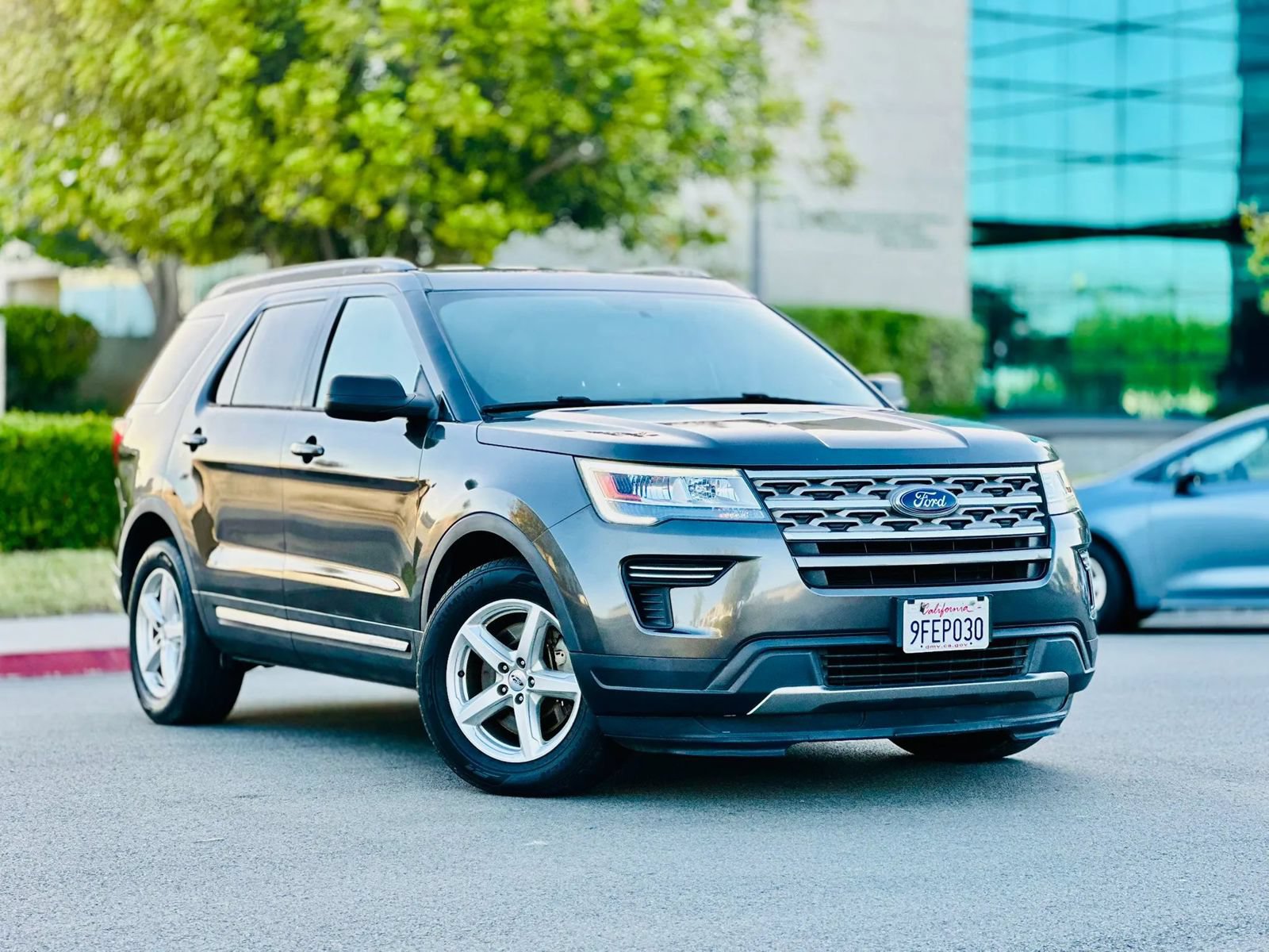 Used 2018 Ford Explorer XLT FWD image 2