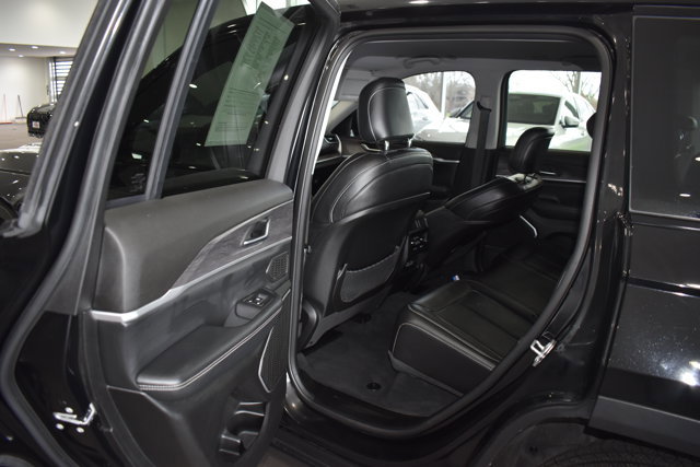 Used 2023 Jeep Grand Cherokee Limited w/ Black Appearance Package AWD/4WD image 17