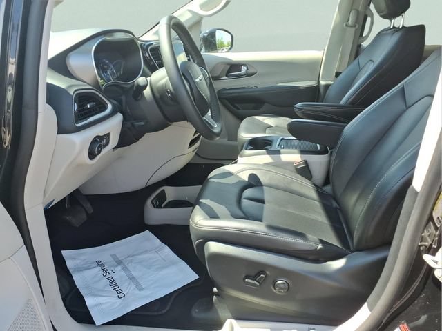 Used 2024 Chrysler Pacifica Touring-L FWD image 17
