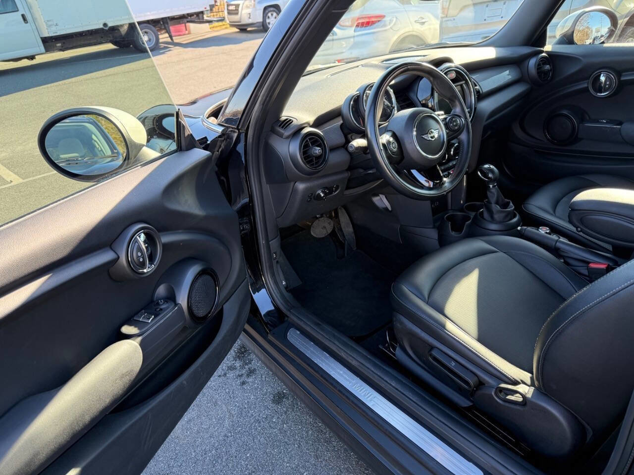 Used 2018 MINI Cooper 2-Door Hardtop image 3