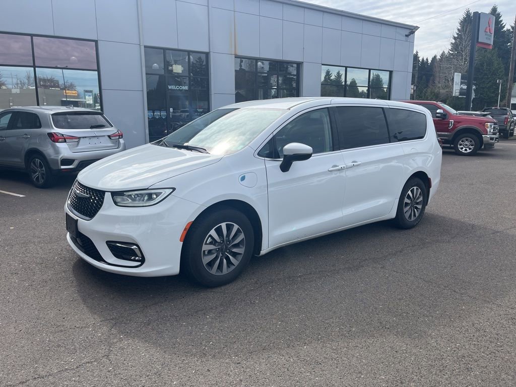 Used 2023 Chrysler Pacifica Touring-L image 3