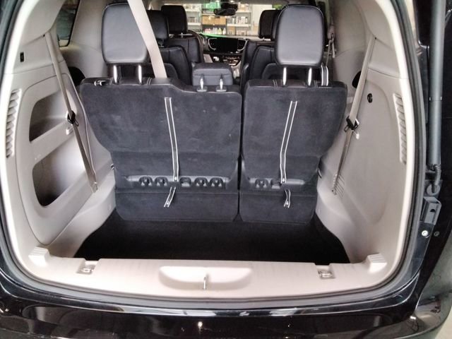 Used 2024 Chrysler Pacifica Touring-L image 12