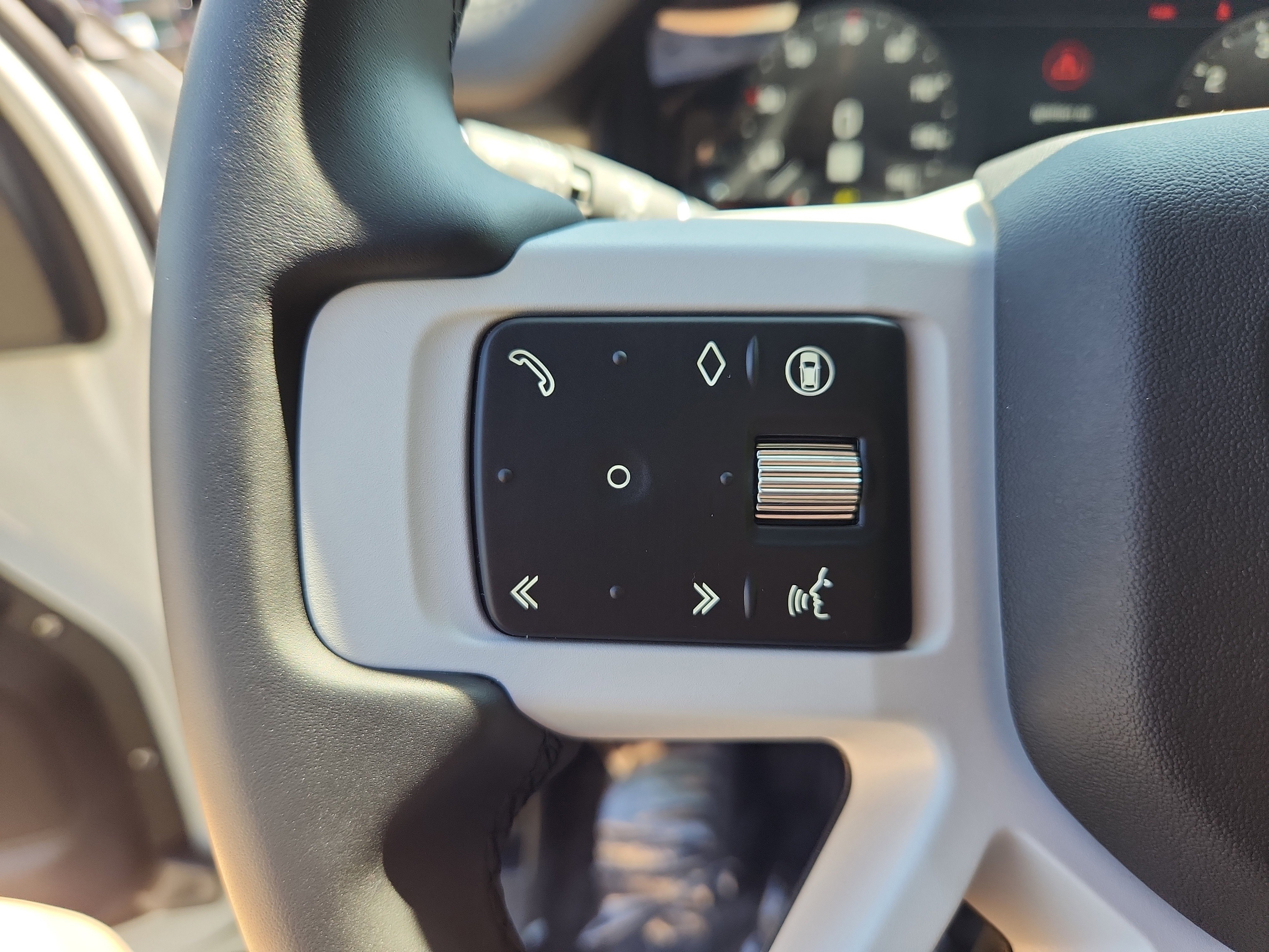 Used 2025 Land Rover Defender 130 S image 17