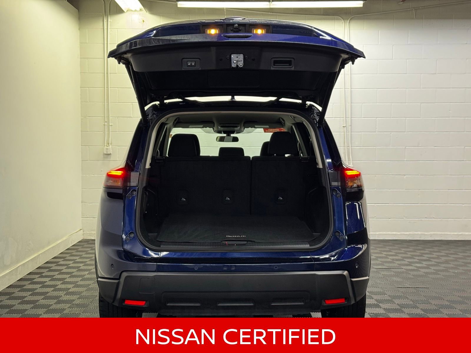 Certified 2025 Nissan Rogue SV image 37