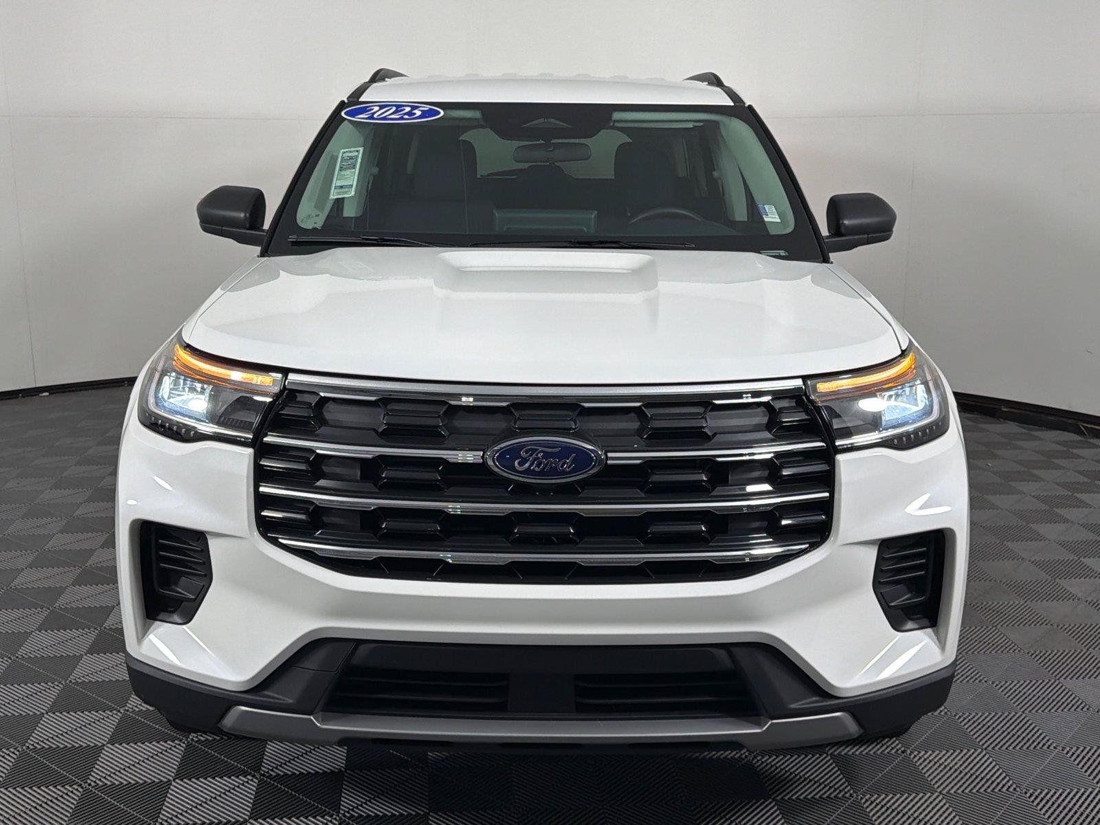 Used 2025 Ford Explorer Active RWD image 2