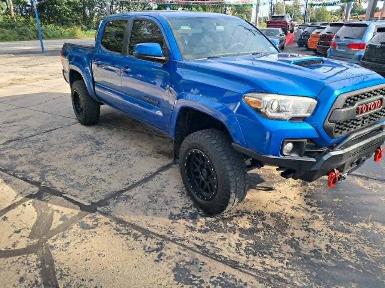 Used 2016 Toyota Tacoma TRD Sport w/ Towing Package AWD/4WD image 2