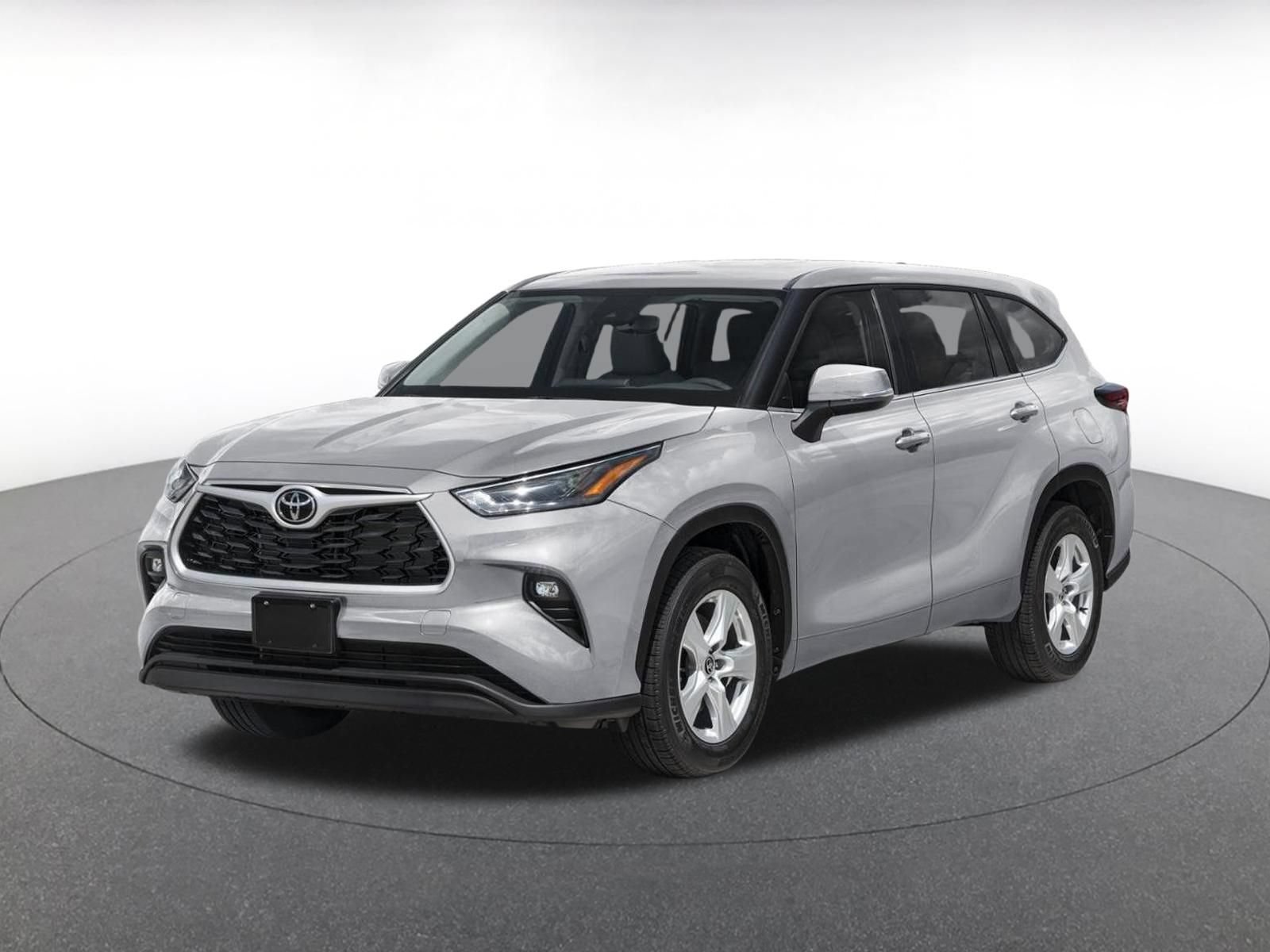 Used 2025 Toyota Highlander LE FWD image 3