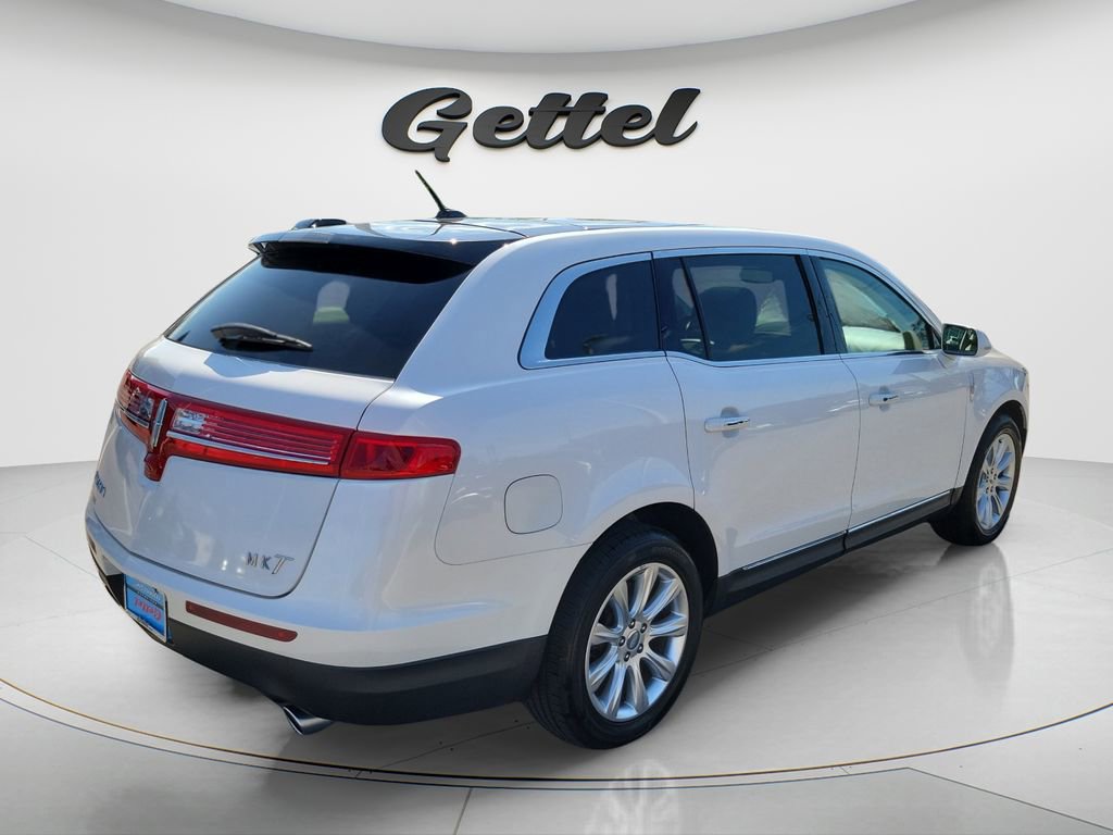 Used 2017 Lincoln MKT FWD image 4