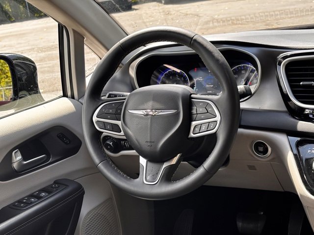 Used 2024 Chrysler Pacifica Touring-L image 21