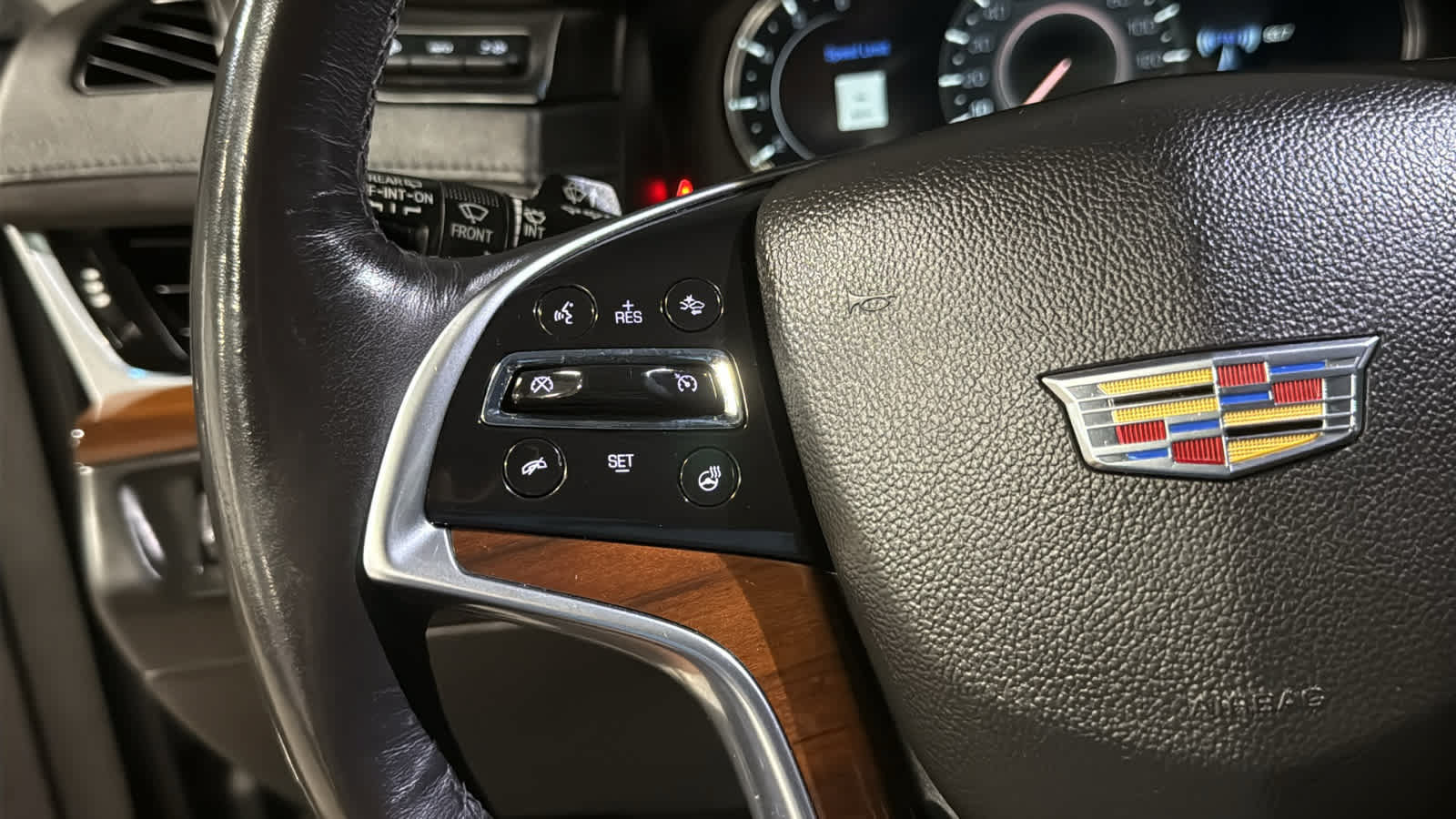 Used 2019 Cadillac Escalade Luxury AWD/4WD image 12
