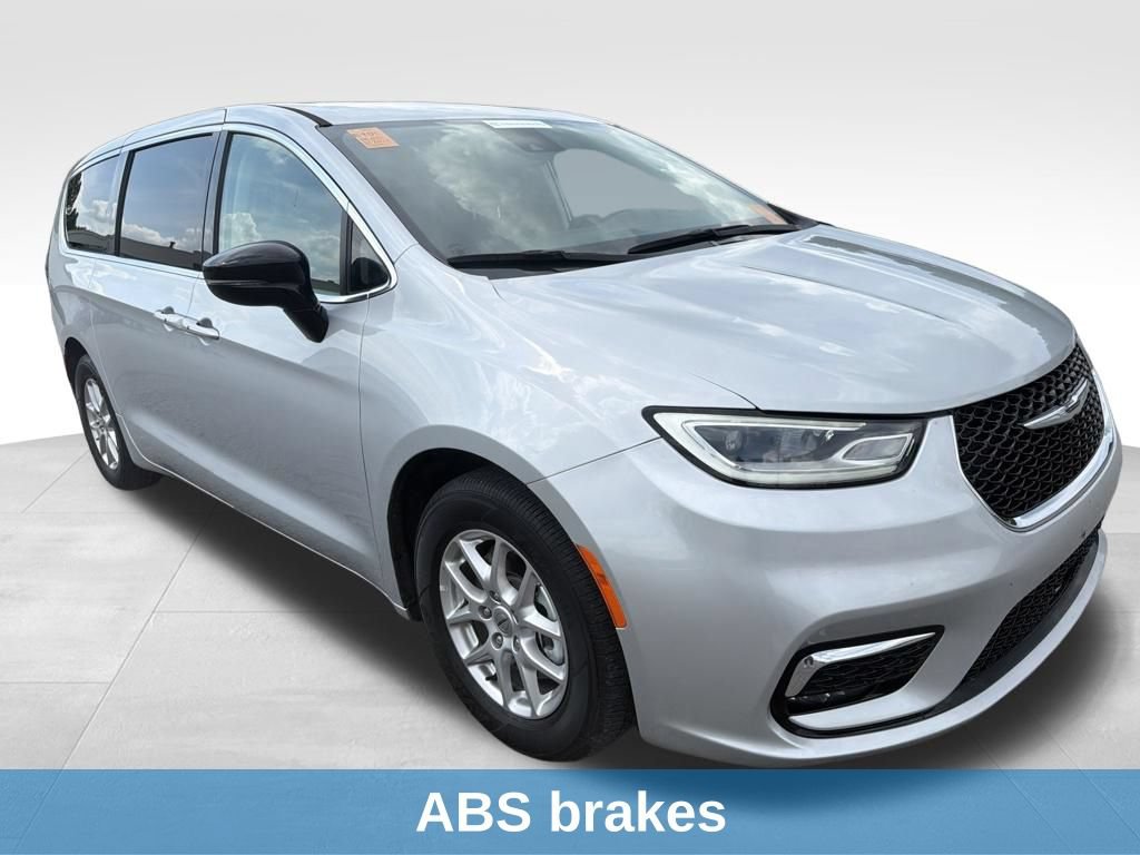 Used 2024 Chrysler Pacifica Touring-L FWD image 20