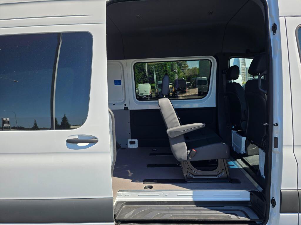 New 2025 Mercedes-Benz eSprinter 170 Cargo image 22