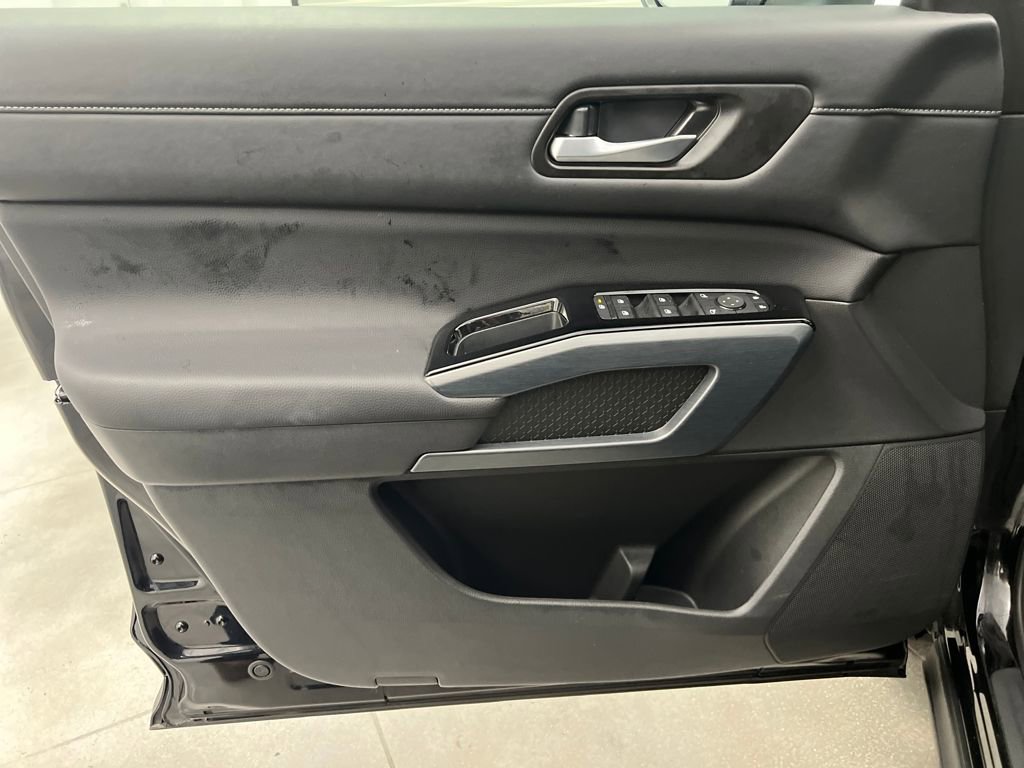 Used 2025 Nissan Pathfinder SL image 11