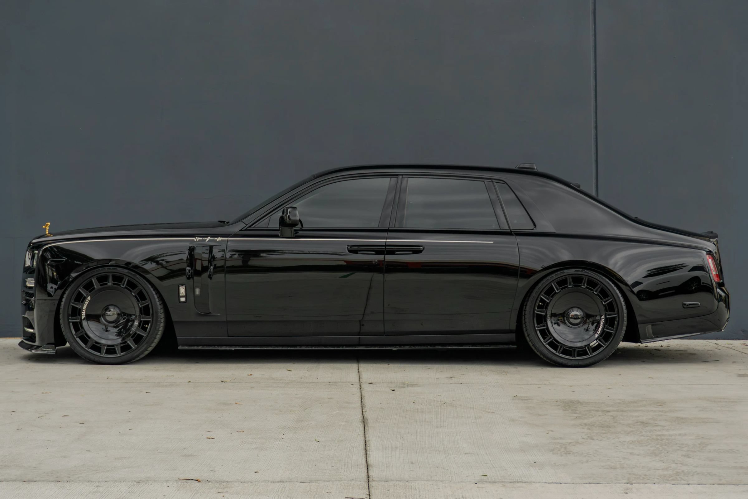 Used 2024 Rolls-Royce Phantom Sedan RWD image 2