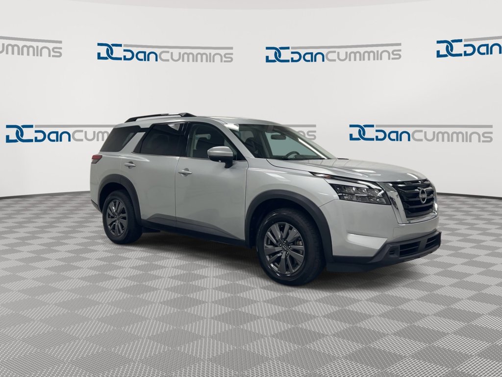 Used 2024 Nissan Pathfinder SV FWD image 2