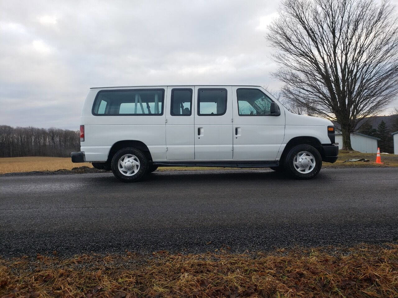 Used 2011 Ford E-150 and Econoline 150 Wagon w/ PWR Windows & Locks Group image 4