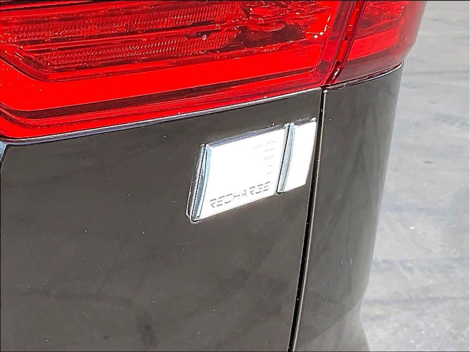 Used 2023 Volvo XC60 T8 Ultimate w/ Climate Package image 10