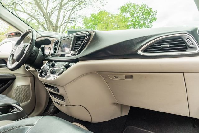 Used 2019 Chrysler Pacifica Touring-L FWD image 46
