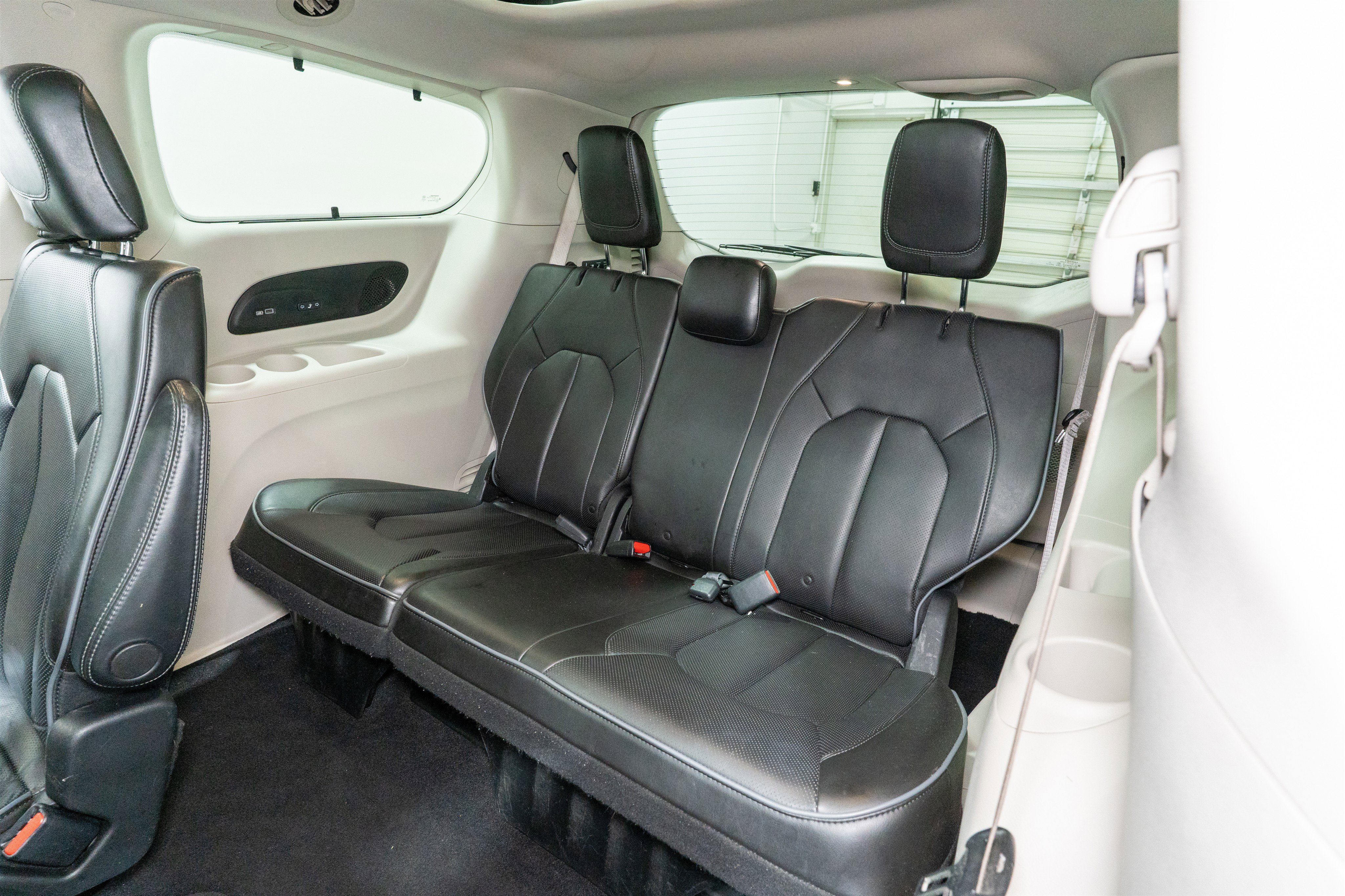 Used 2020 Chrysler Pacifica Limited image 32