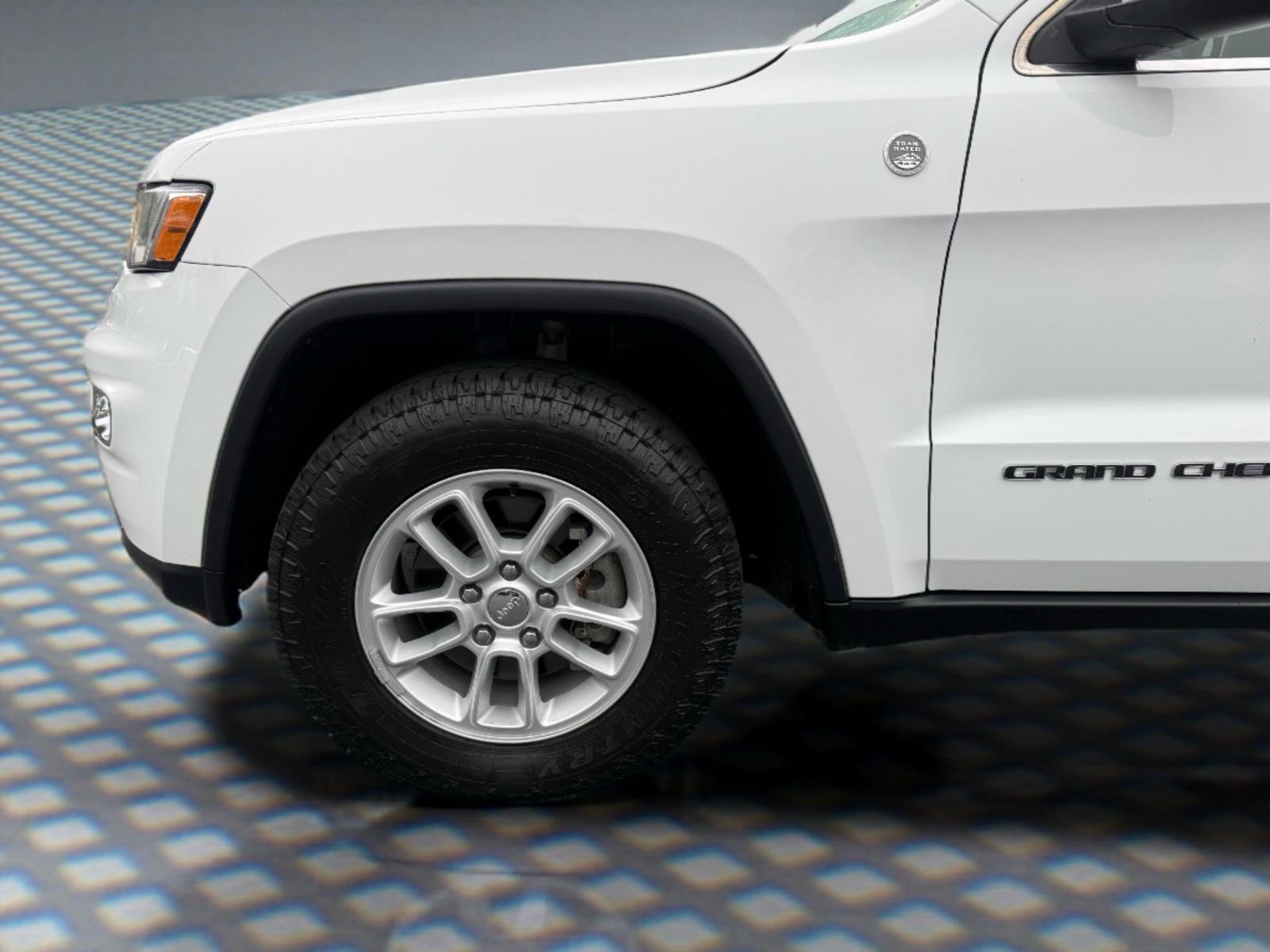 Used 2018 Jeep Grand Cherokee Laredo AWD/4WD image 11