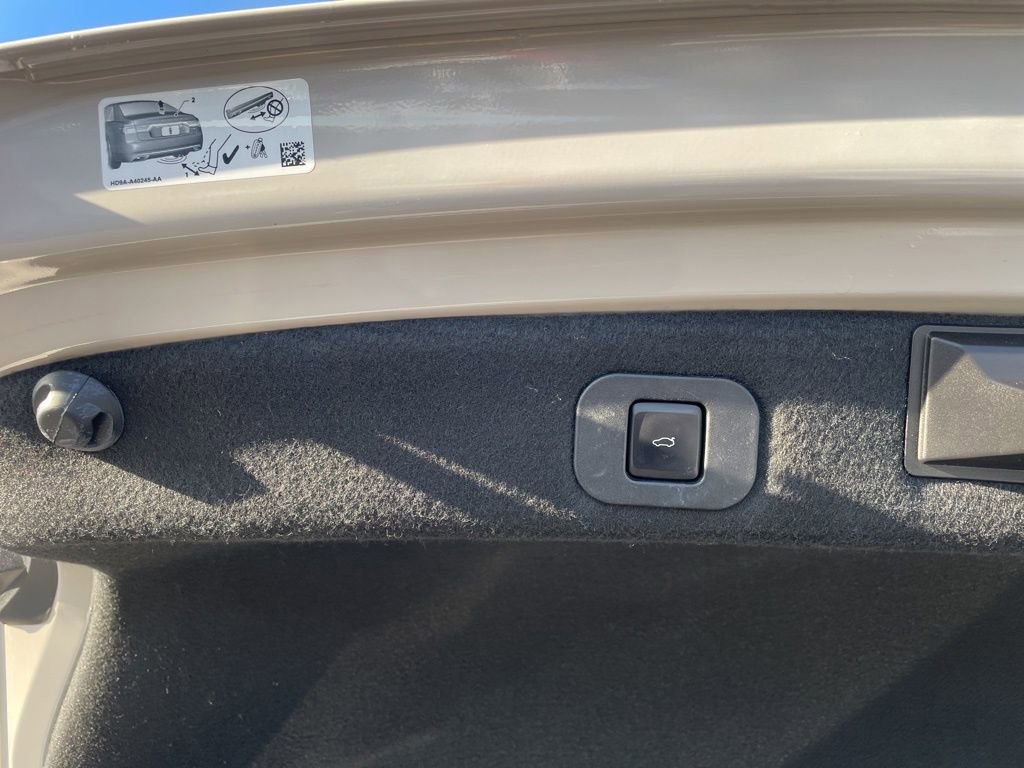 Used 2020 Lincoln Continental Standard w/ Premium Package image 32