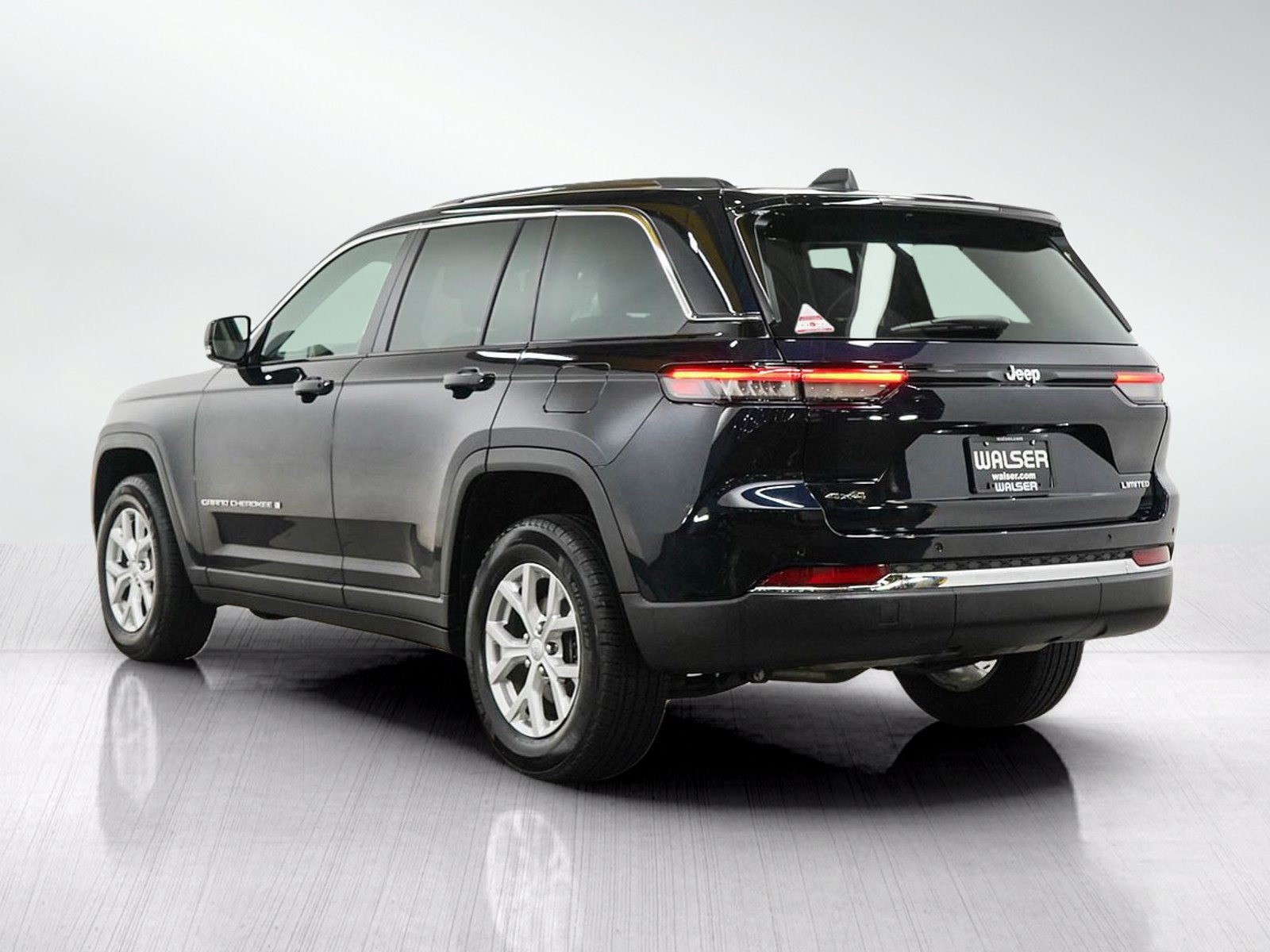 Used 2023 Jeep Grand Cherokee Limited w/ Trailer Tow Prep Group (B) AWD/4WD image 4