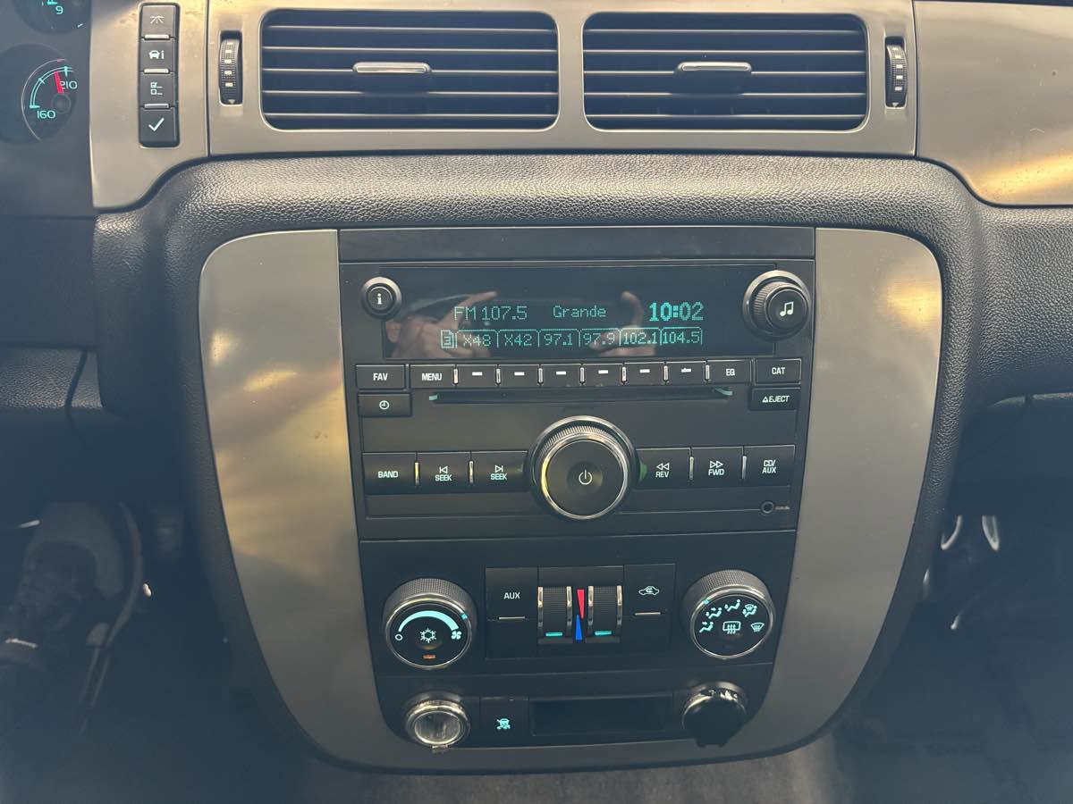 Used 2008 Chevrolet Suburban LS image 16