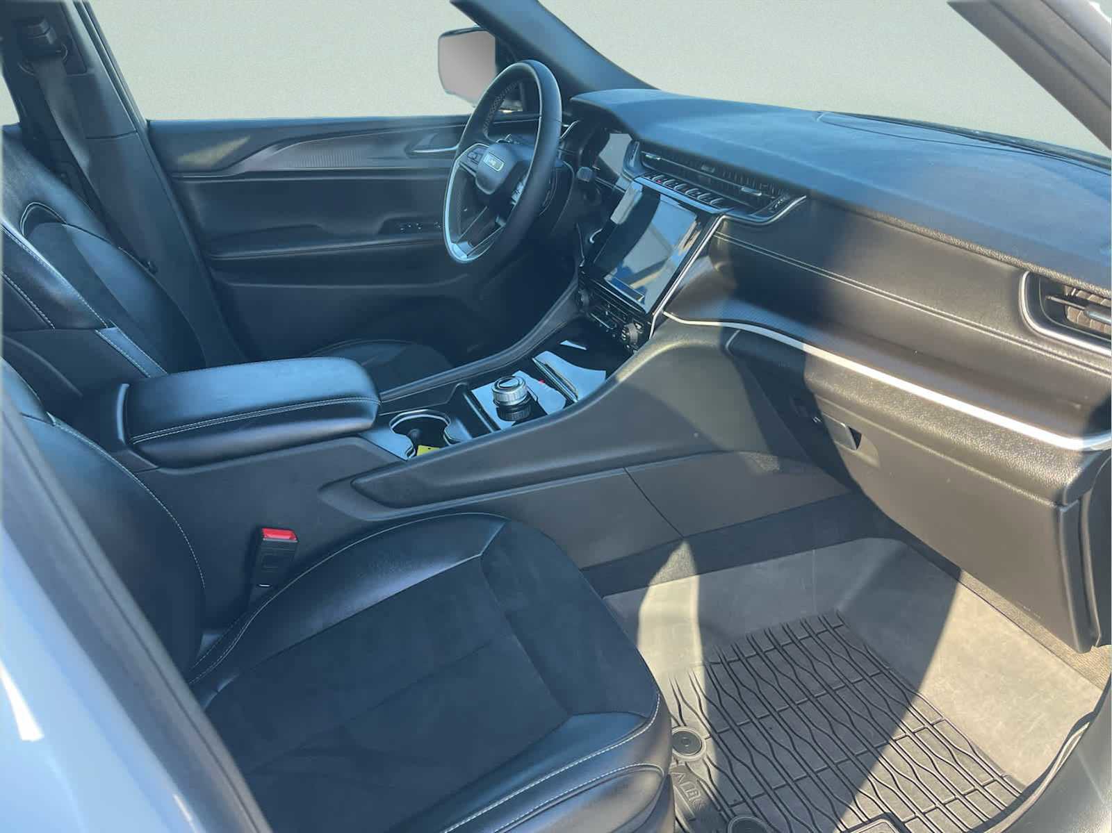 Used 2023 Jeep Grand Cherokee L Laredo image 13