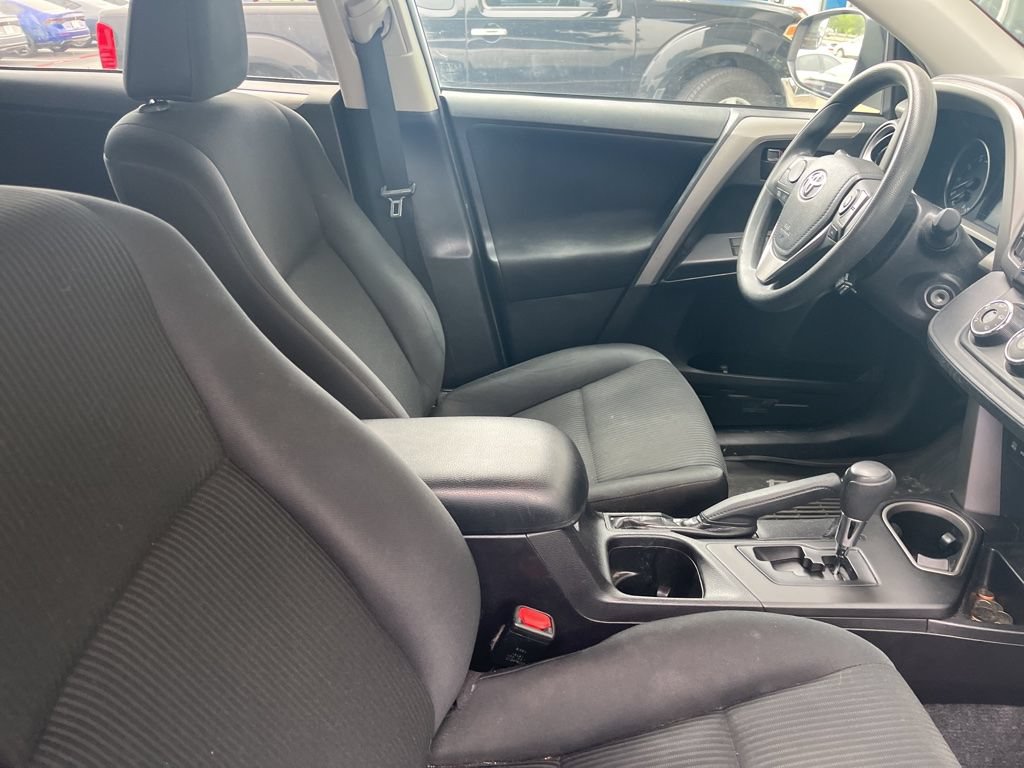 Used 2017 Toyota RAV4 LE AWD/4WD image 4