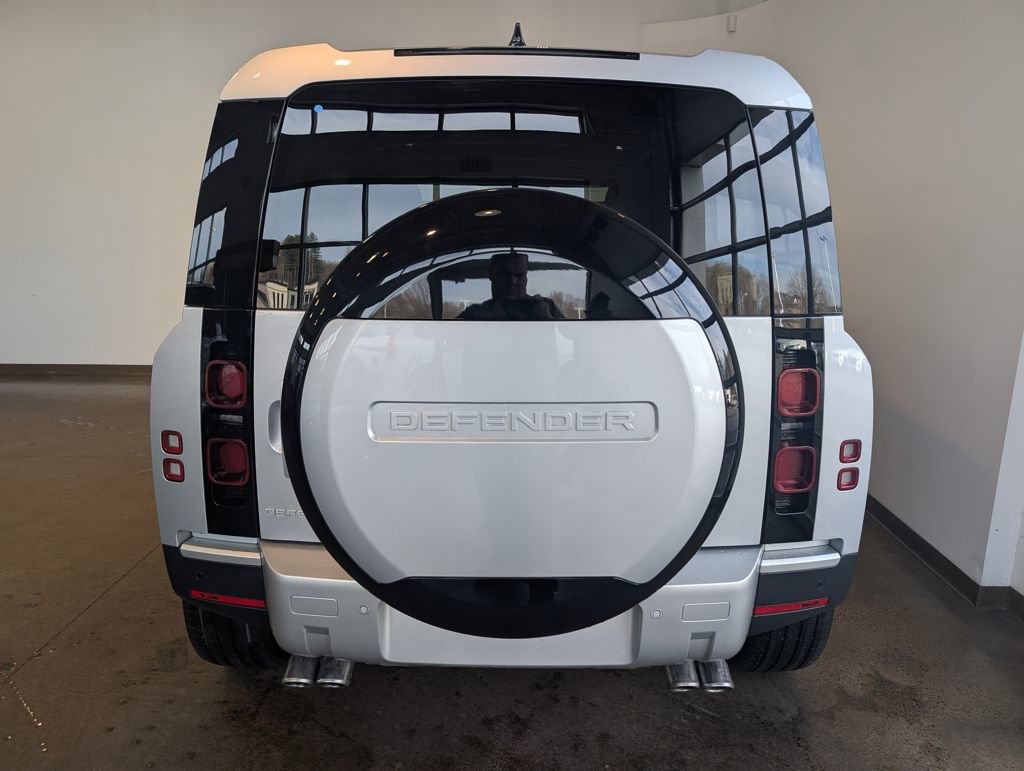Used 2024 Land Rover Defender 110 SE image 4