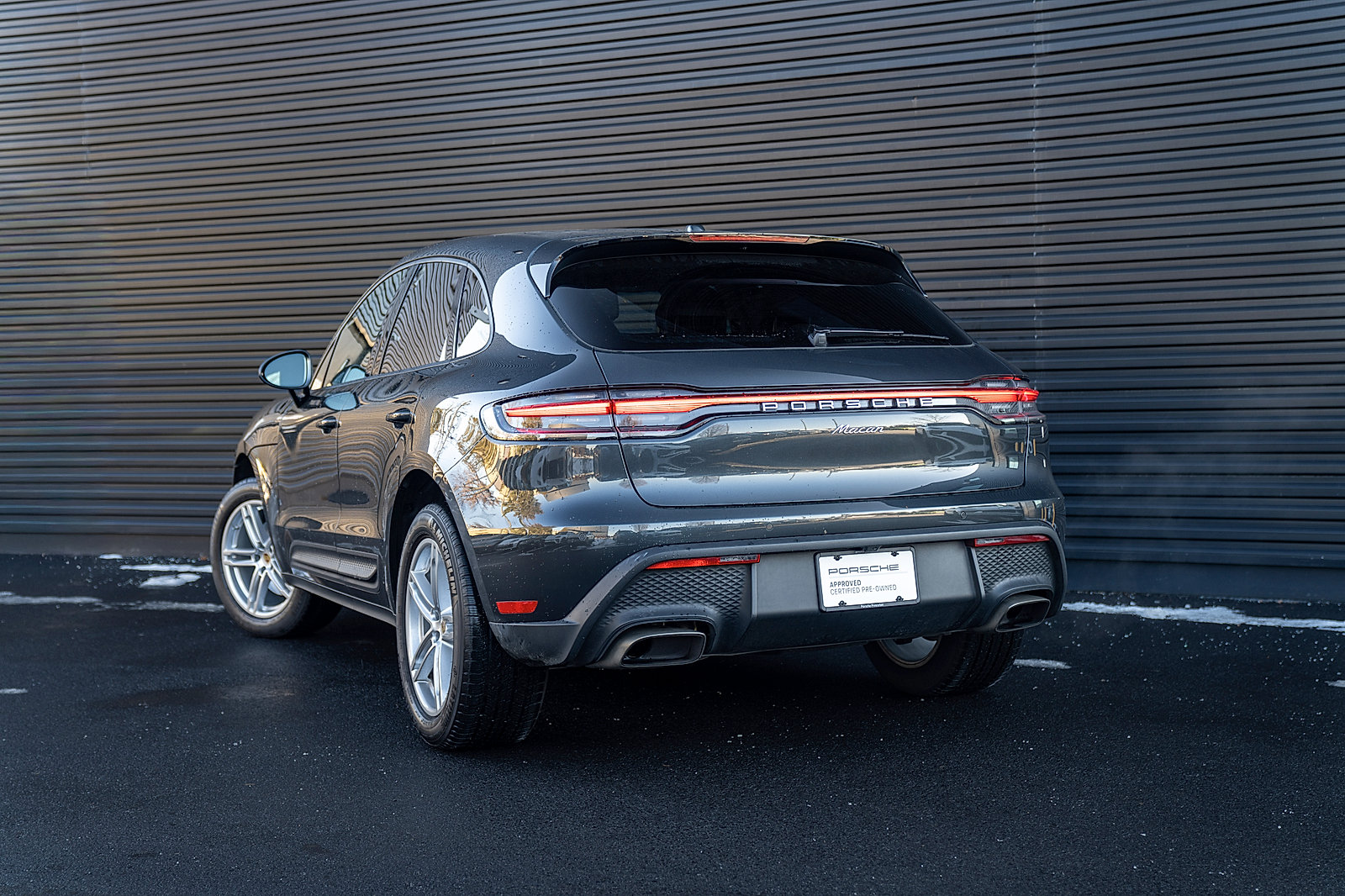 Certified 2025 Porsche Macan AWD/4WD image 3