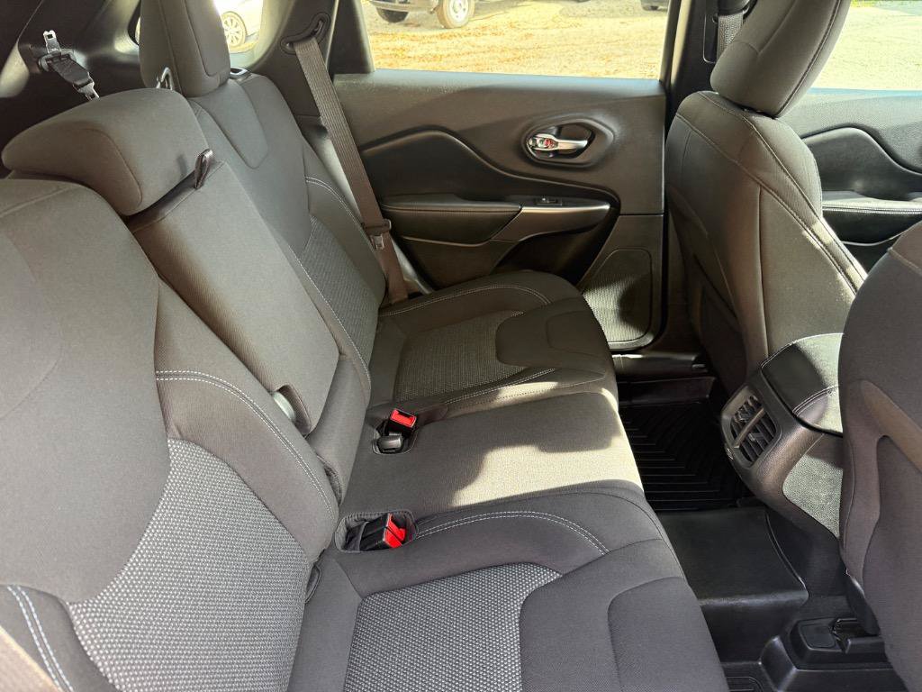 Used 2020 Jeep Cherokee Latitude FWD image 10
