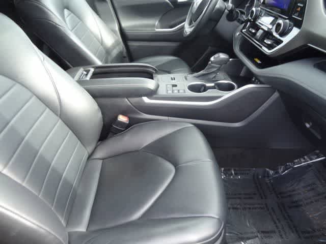 Used 2023 Toyota Highlander XLE image 18