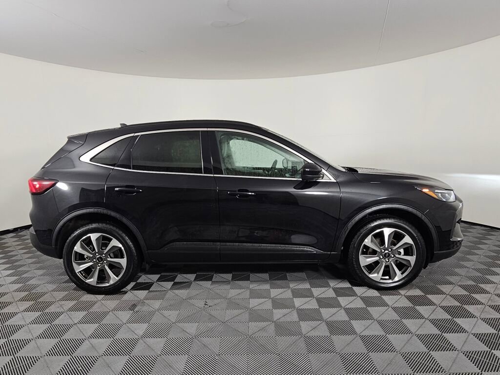 Used 2024 Ford Escape Platinum image 2