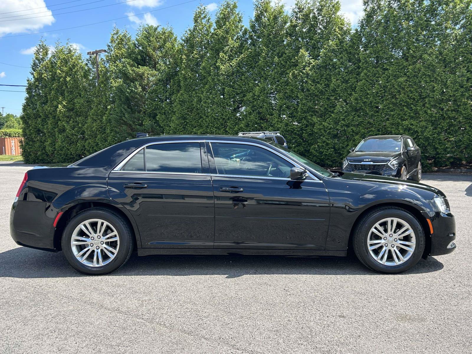 Used 2017 Chrysler 300 Limited w/ Value Package RWD image 2