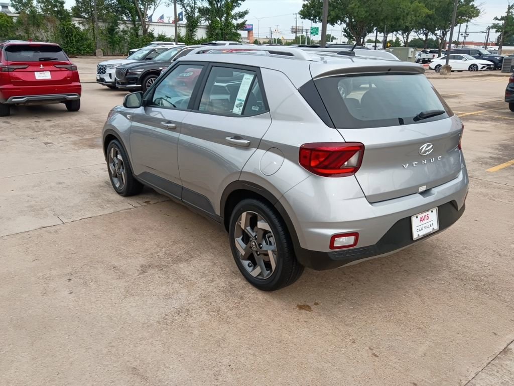 Used 2025 Hyundai Venue SEL FWD image 8