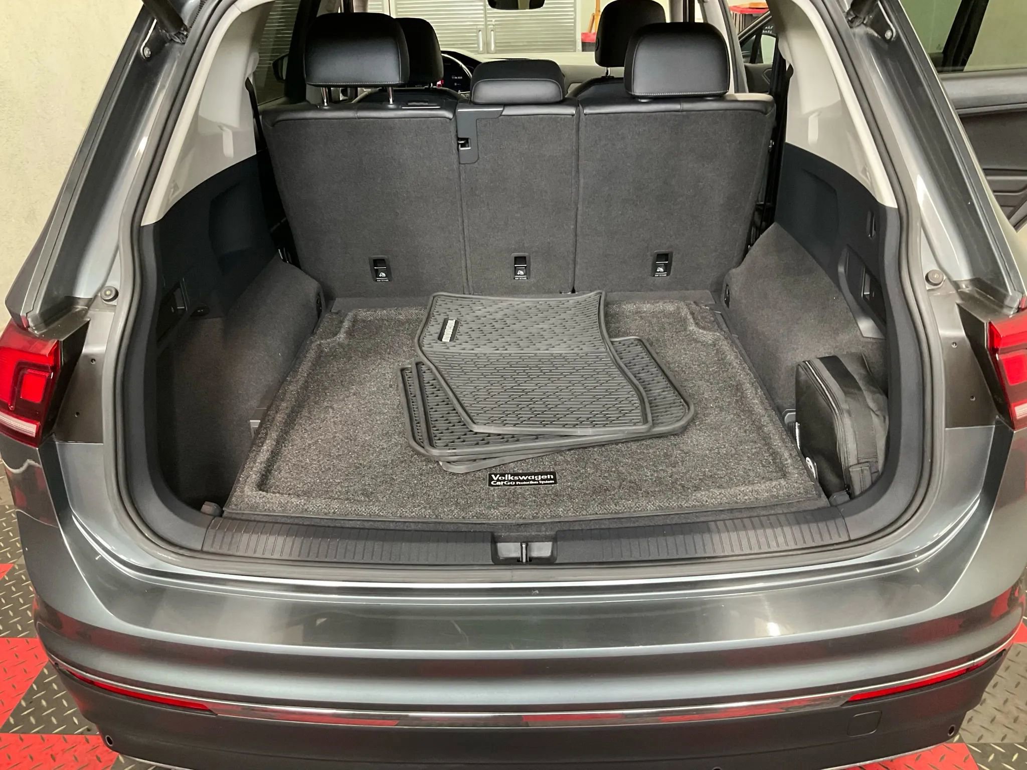 Used 2020 Volkswagen Tiguan SEL AWD/4WD image 14