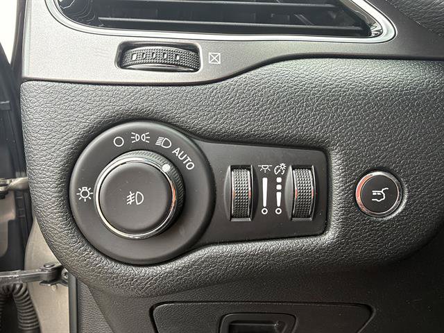 Used 2019 Jeep Cherokee Limited w/ Luxury Group AWD/4WD image 26