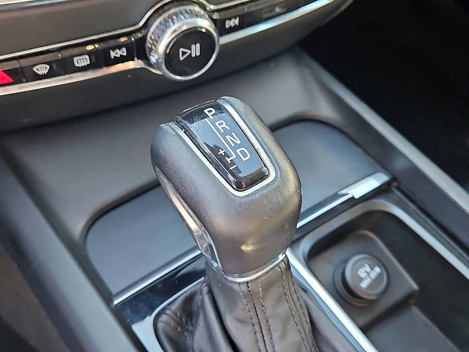 Used 2020 Volvo S60 T6 Momentum w/ Protection Package image 16