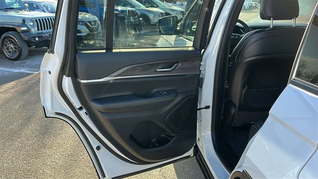 Used 2024 Jeep Grand Cherokee Limited image 22