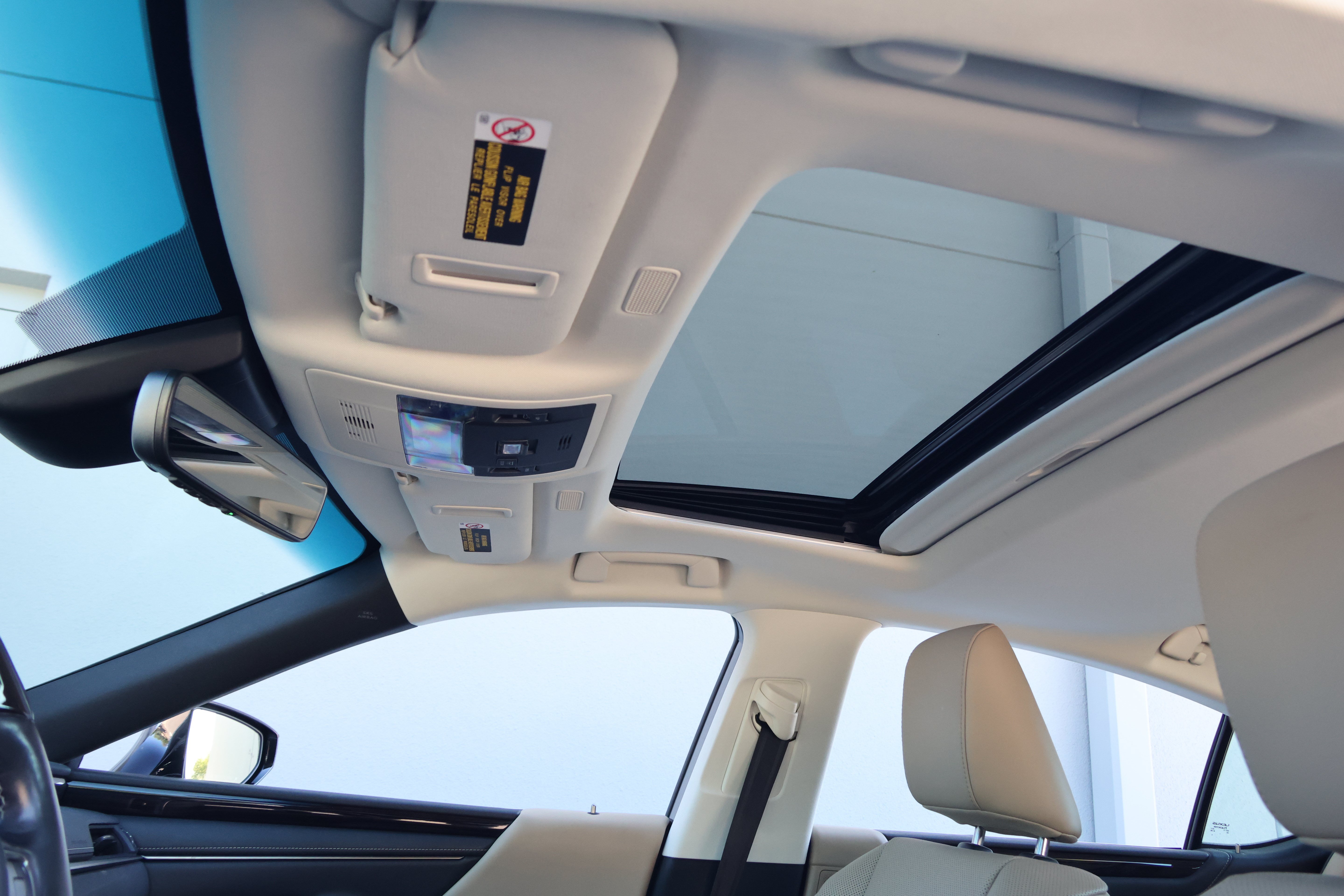 Used 2020 Lexus ES 300h w/ Premium Package FWD image 29