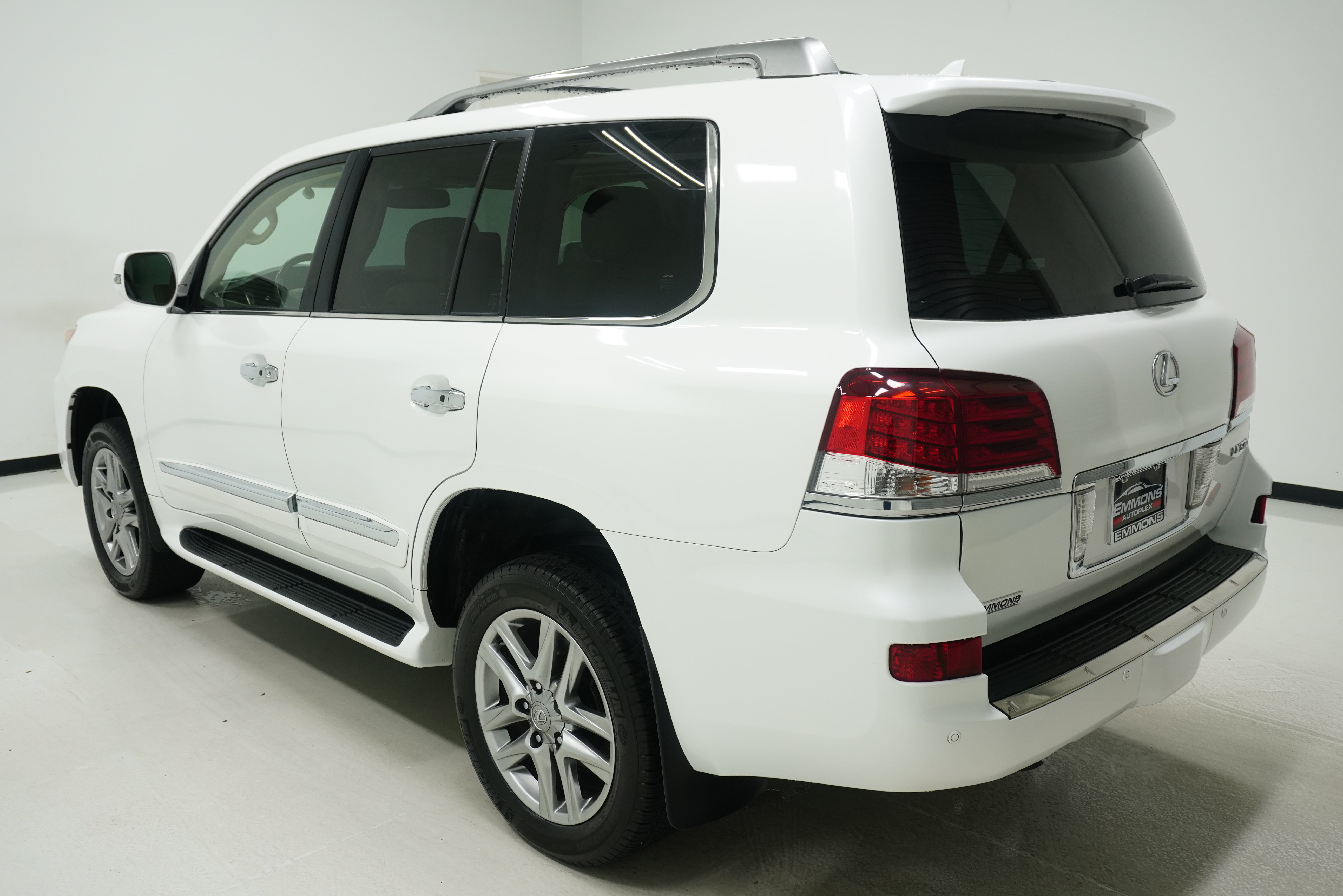 Used 2013 Lexus LX 570 4WD w/ Luxury Pkg w/Pre-crash image 6