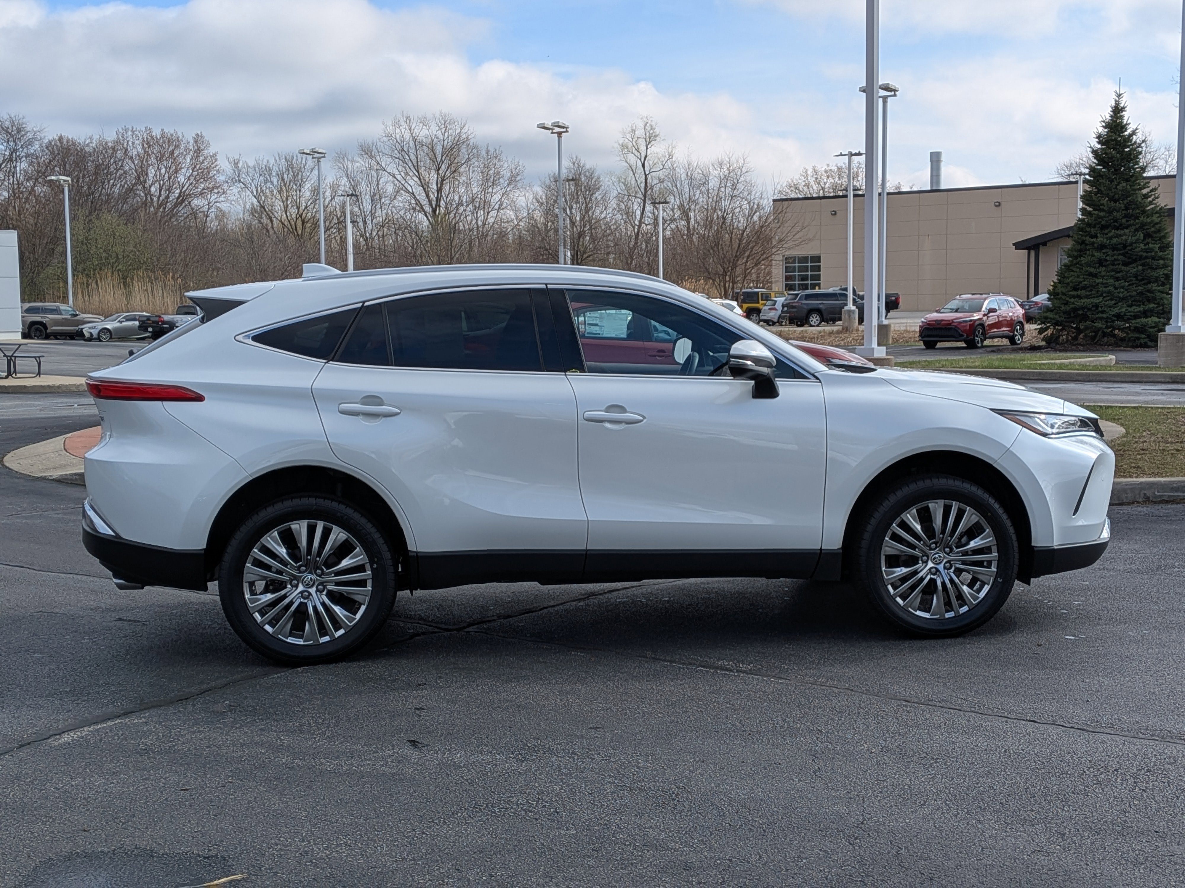 Used 2024 Toyota Venza XLE image 9