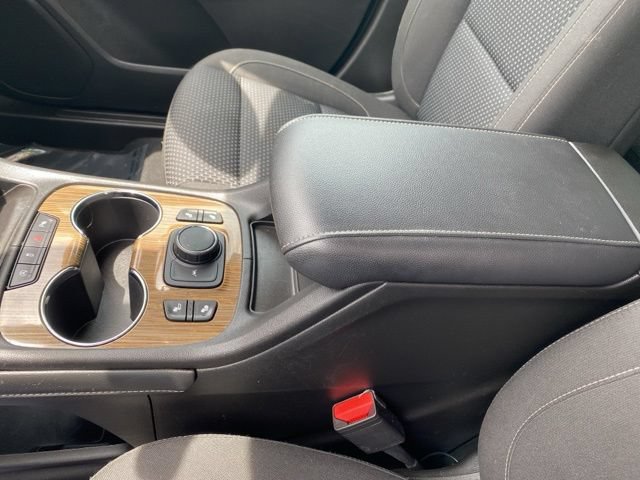 Used 2022 GMC Acadia SLE w/ Driver Convenience Package FWD image 18