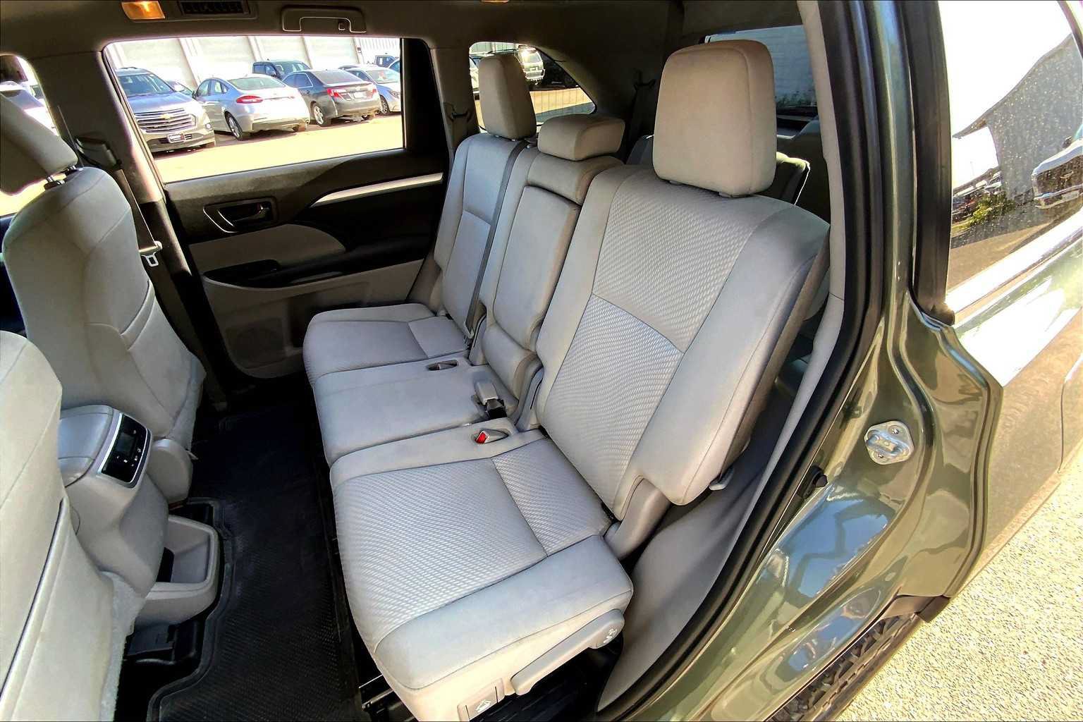 Used 2019 Toyota Highlander LE FWD image 19