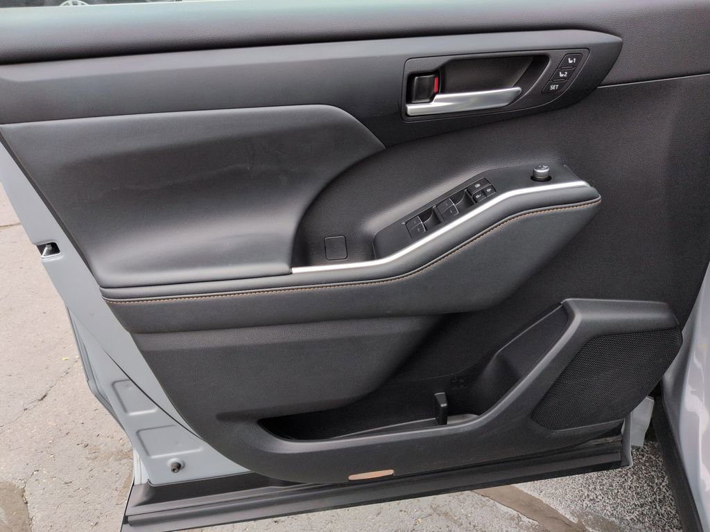 Used 2023 Toyota Highlander Bronze Edition image 10