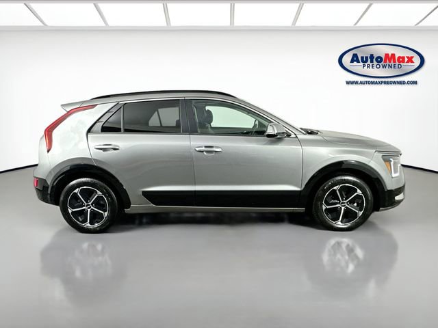 Used 2023 Kia Niro SX image 10