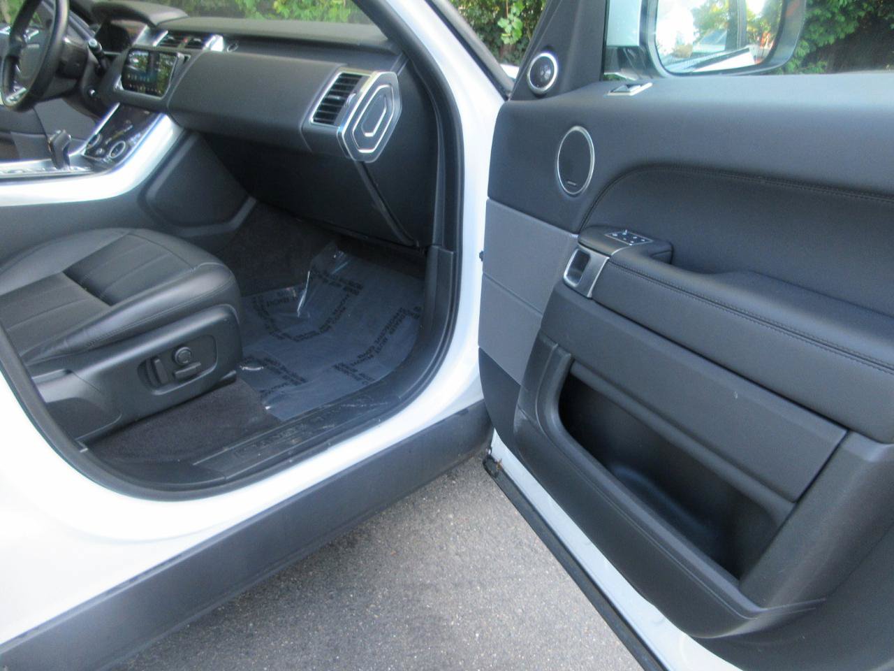Used 2020 Land Rover Range Rover Sport SE AWD/4WD image 22